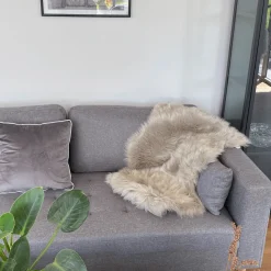 Imiteret langhåret lammeskind i Grå - 65x95 cm