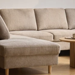 Jennifer højrevendt u-sofa i sand med chaiselong - L: 300 x D: 208 x H: 82 cm