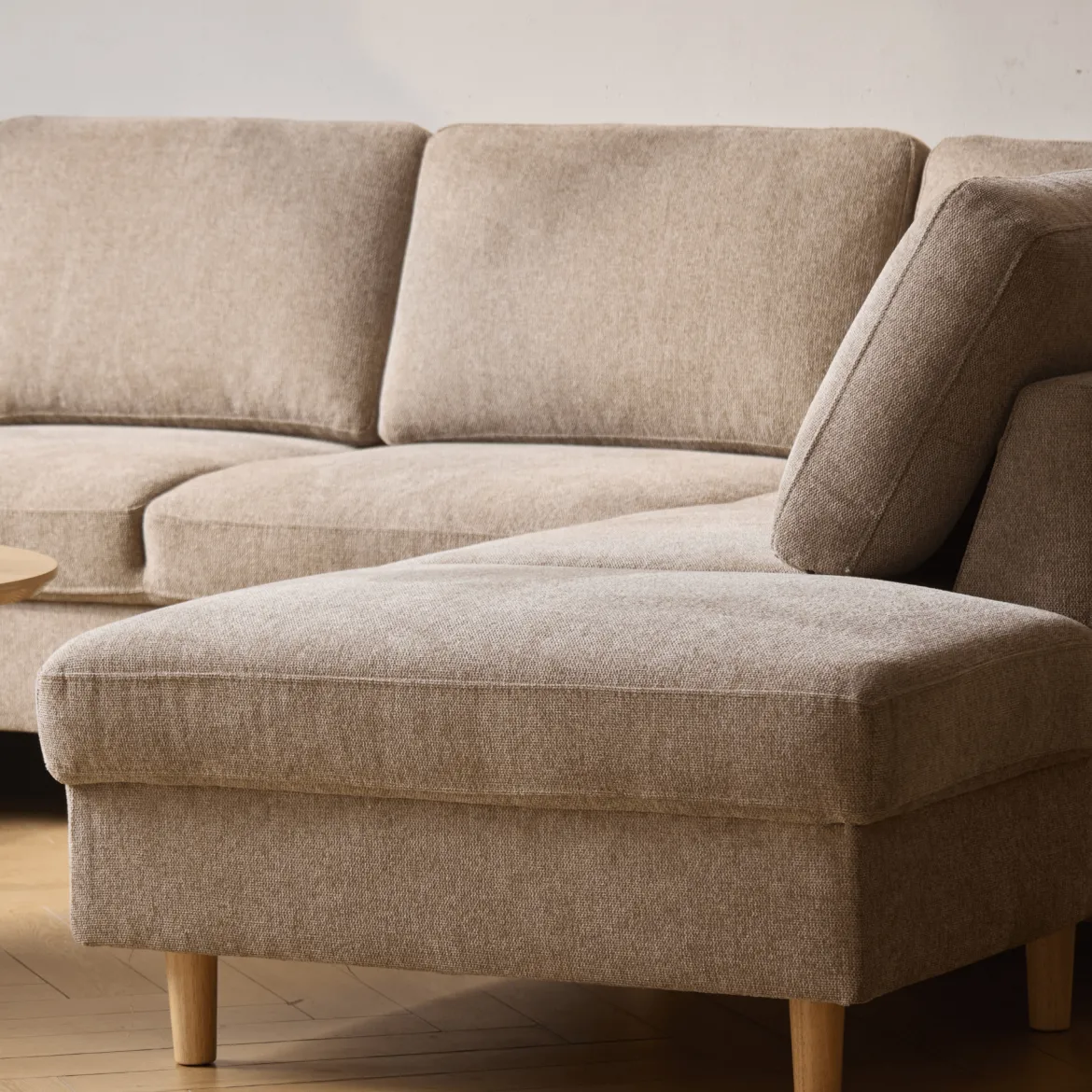 Jennifer venstrevendt u-sofa i sand med chaiselong - L: 300 x D: 208 x H: 82 cm