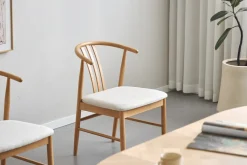 Lizzie spisebordsstol i bøg med polstret sæde i beige