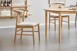 Lizzie spisebordsstol i bøg med polstret sæde i beige