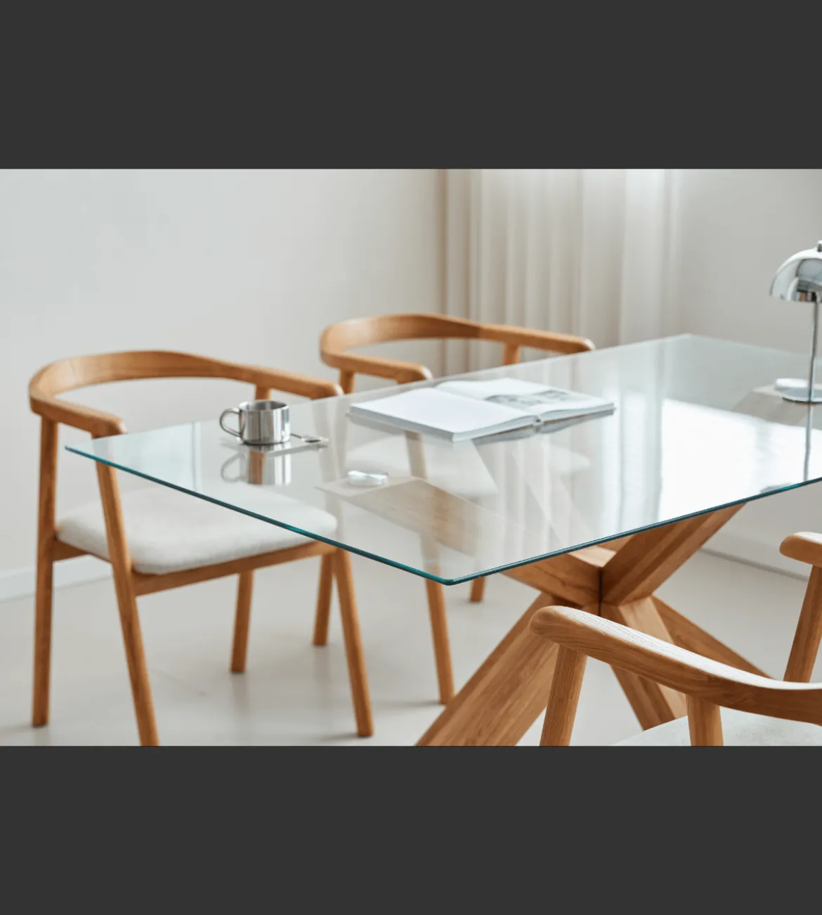 Sidney - Glas spisebord med ben i massiv egetræ 150x90 cm