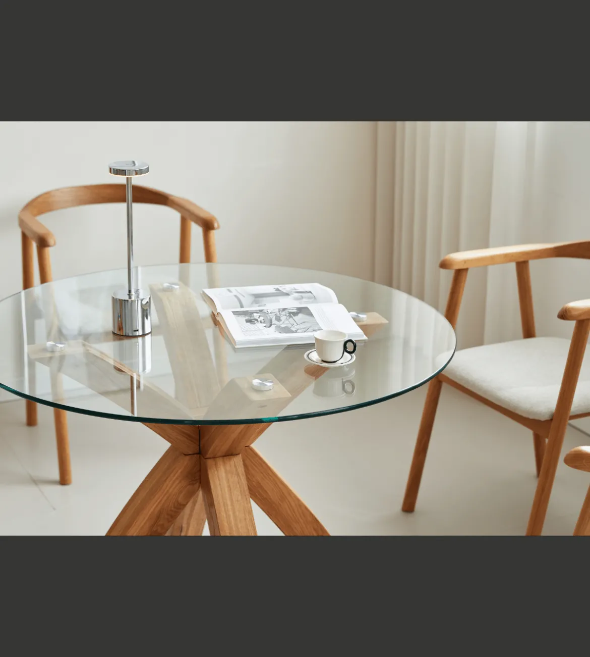 Sidney - Glas spisebord med ben i massiv egetræ Ø100 cm